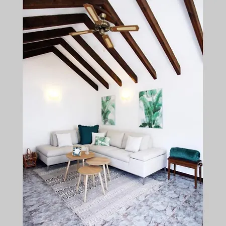 Oasis By The Ocean - Beautiful Fully Equipped 2 Bed Villa *
